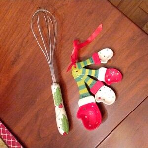 ♥️HP♥️TEMPTATIONS WINTER WHIMSY WISK  AND CERAMIC MEASURING SPOONS(MITTENS)